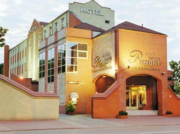 Hotel Piemont Pabianice Esterno foto