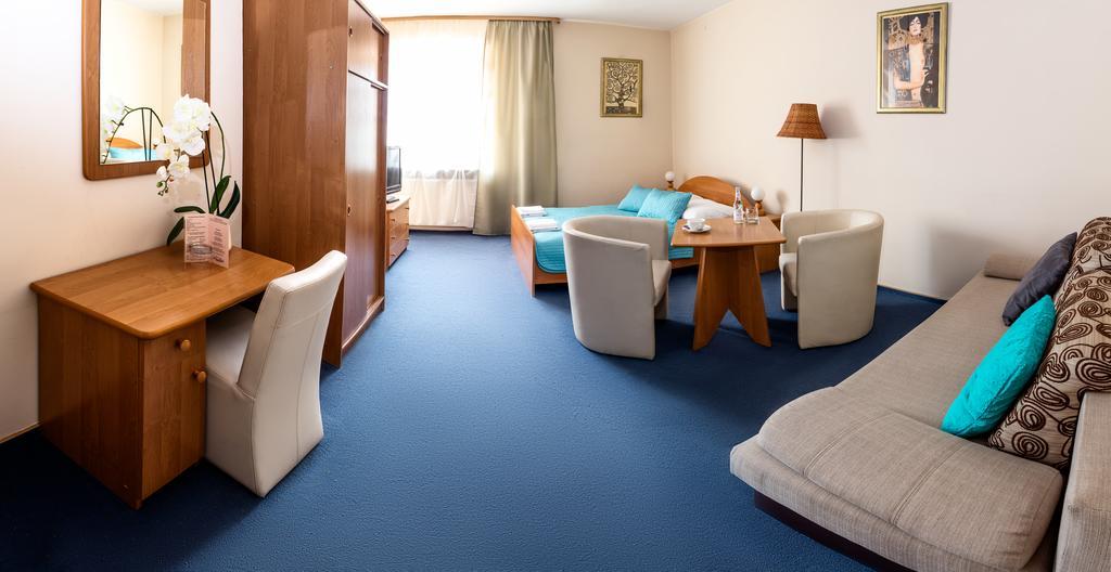 Hotel Piemont Pabianice Esterno foto