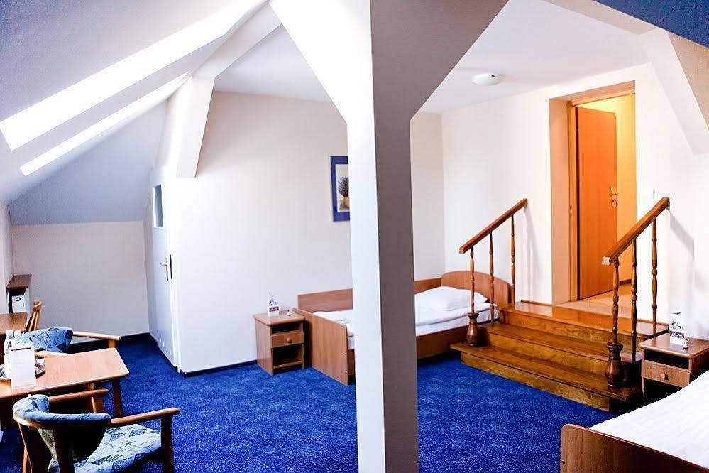 Hotel Piemont Pabianice Esterno foto