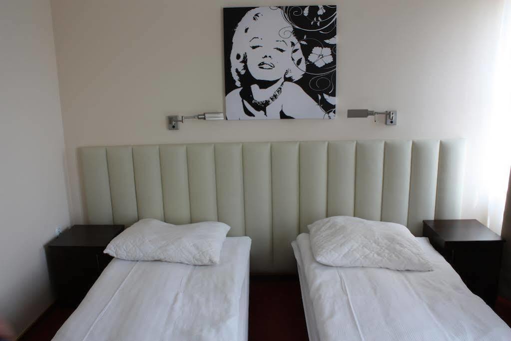 Hotel Piemont Pabianice Esterno foto