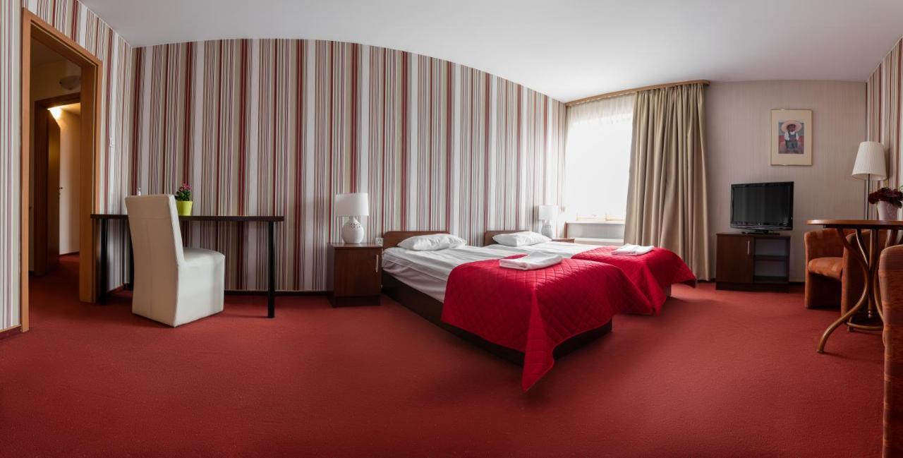 Hotel Piemont Pabianice Esterno foto